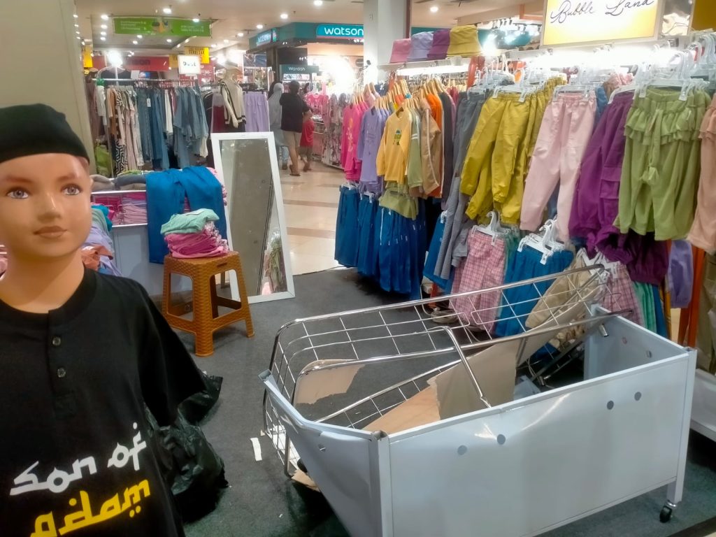 Remaja Lelaki Lompat Dari Lantai Mall Btm Kondisinya