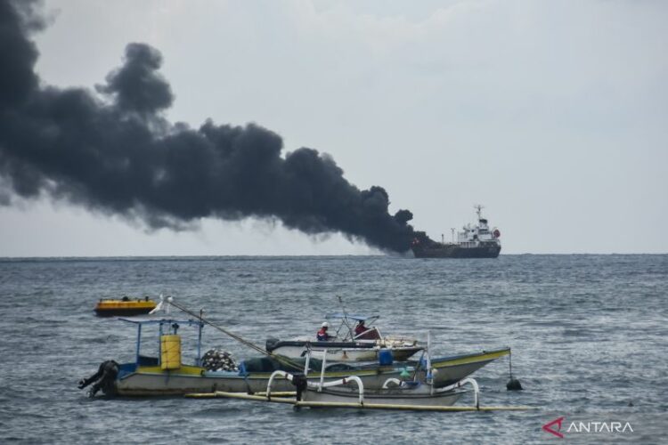 Kapal Tanker Bbm Pertamina Terbakar Orang Hilang