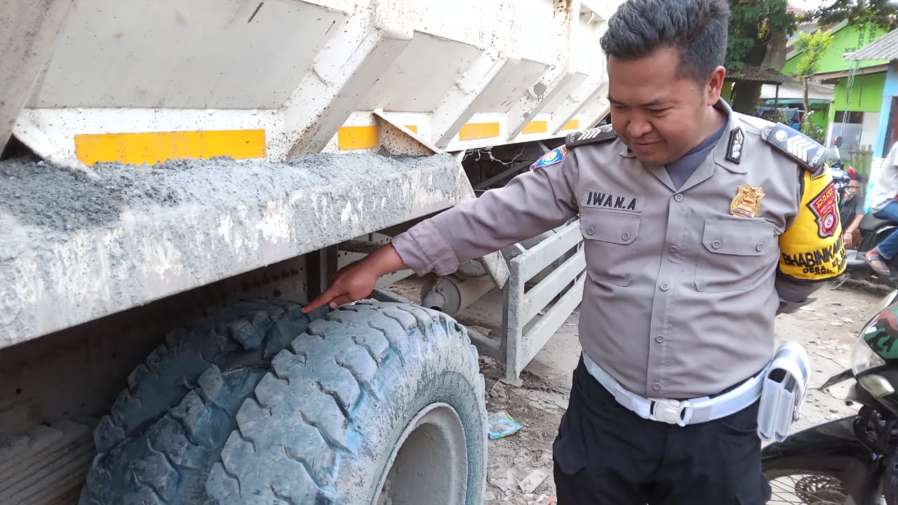 Hendak Nyalip Truk Tambang Pecah Ban Warga Terlindas