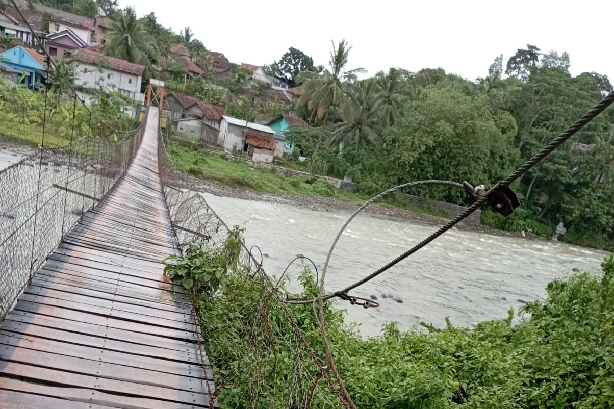 Tali Pengait Putus Jembatan Penghubung Kampung Rawan Ambruk 