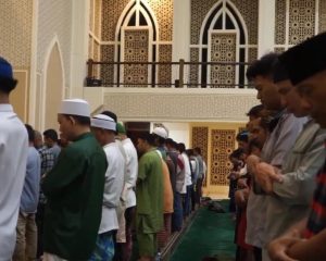 Ratusan Warga Kota Bogor Tarawih Pertama di Masjid Agung
