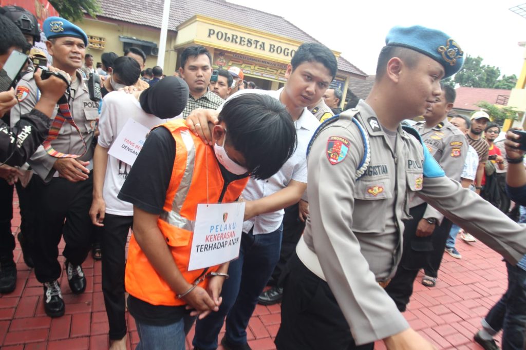 pelaku pembunuhan pelajar SMK di Simpang Pomad saat digiring petugas