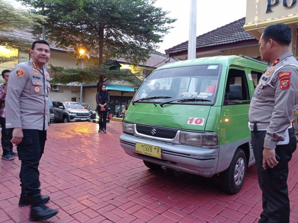 Sopir Angkot Menerobos Pembatas Depan BTM Dapat Tilang