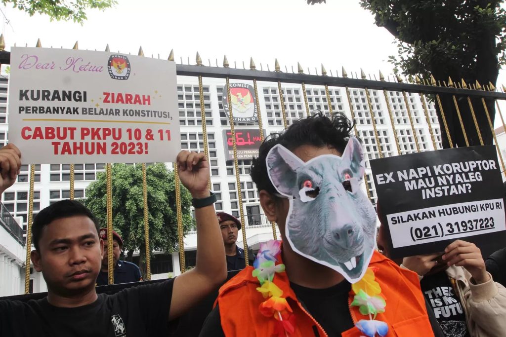 Sejumlah aktivis yang tergabung dalam Koalisi Kawal Pemilu Berintegritas berunjuk rasa di depan kantor KPU, Jakarta, Minggu (28/5/2023). Dalam aksinya mereka memprotes PKPU Nomor 10 Tahun 2023. (Fedrik Tarigan/Jawapos)