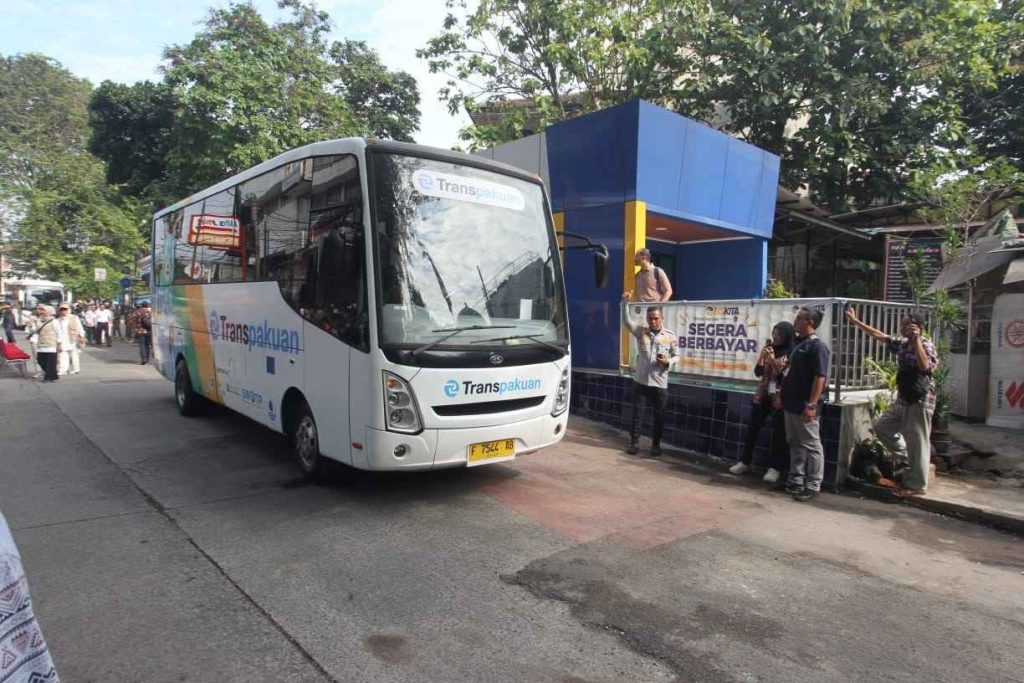 Bus Trans Pakuan tujuan Cibubur.