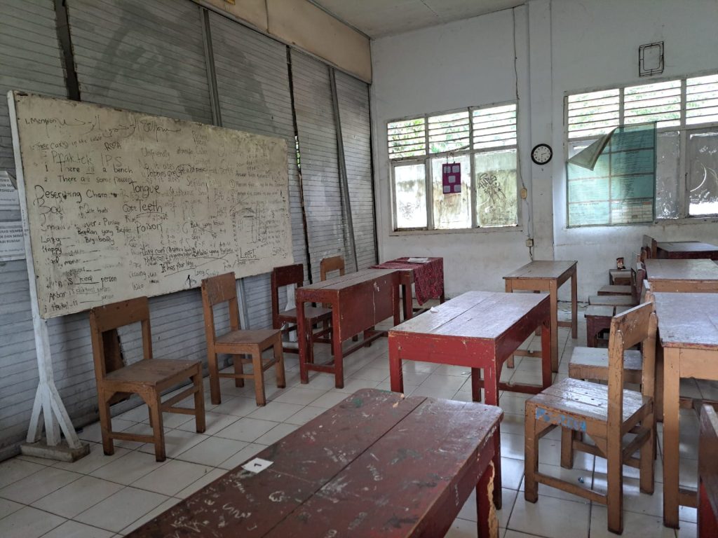 Kondisi ruang kelas sekolah swasta SMP PGRI 16 Kota Bogor yang terpaksa tutup karena sepi peminat. REKA/RADAR BOGOR