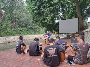 Kegiatan Baca, yang melatih seni musik musisi-musisi muda Kota Bogor di bantaran Sungai Cipakancilan. Fatur/Radar Bogor