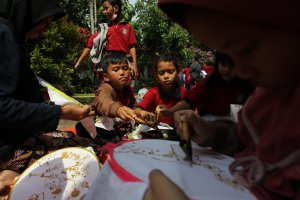 Hari Batik Nasional di Kampung Batik Cibuluh, 700 bocah-bocah cilik datang untuk merasakan pengalaman memegang canting, dan meniup panasnya cairan malam. Sofyansyah/Radar Bogor